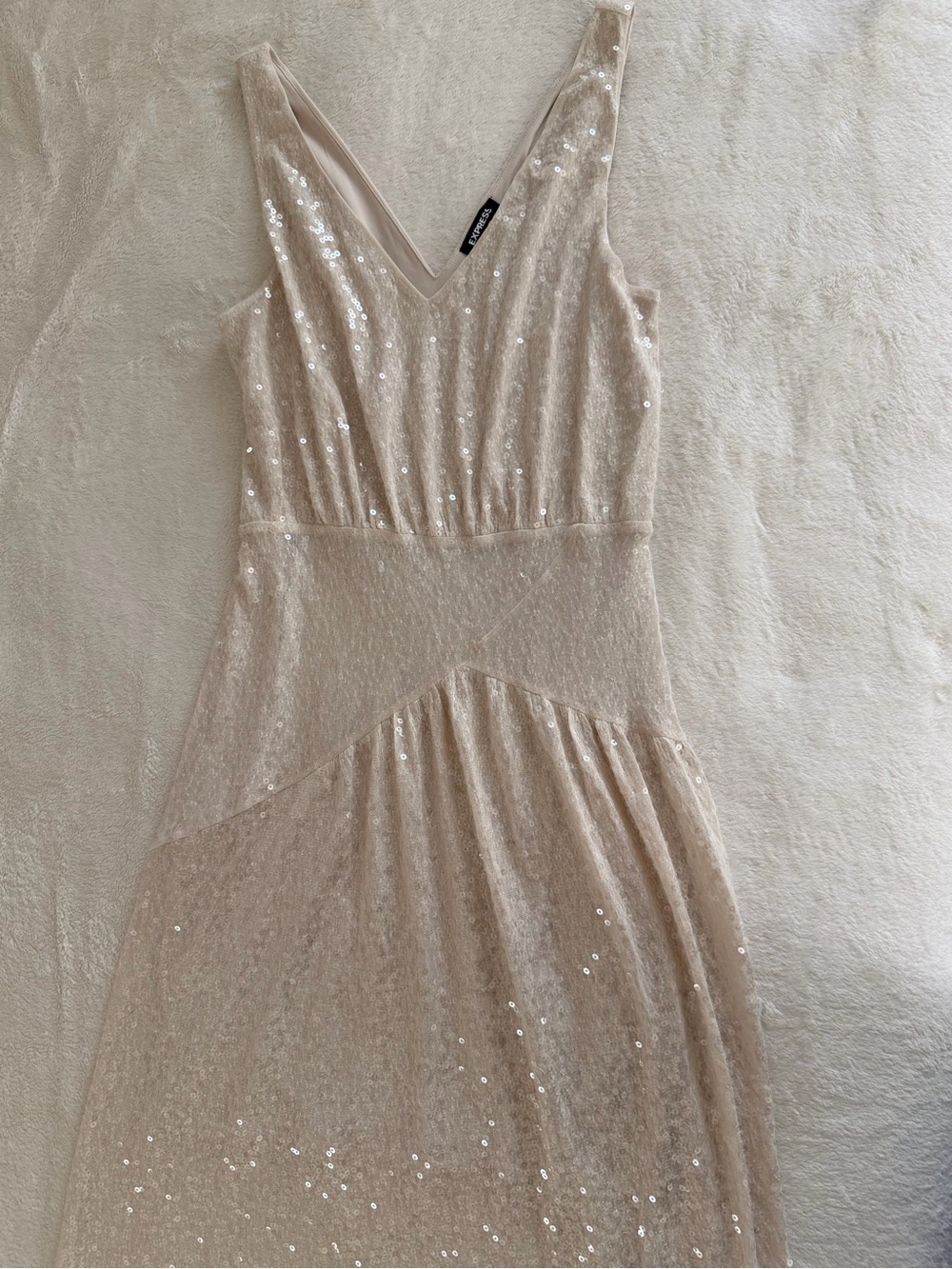 Express Sequin V-Neck Dress in Blush Beige
Express Champagne Sequin Midi Dress